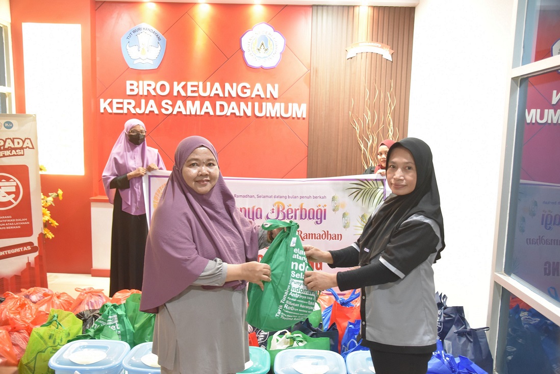 Menebar Kebahagiaan di Bulan Suci, BKKU UNG Bagikan Puluhan Paket Sembako