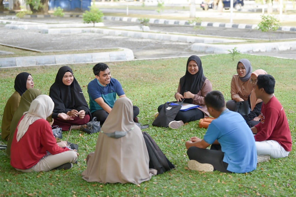 Tas Kecil, Identitas Besar: Saat Gaya Hidup "Membajak" Kebutuhan Akademik Mahasiswa
