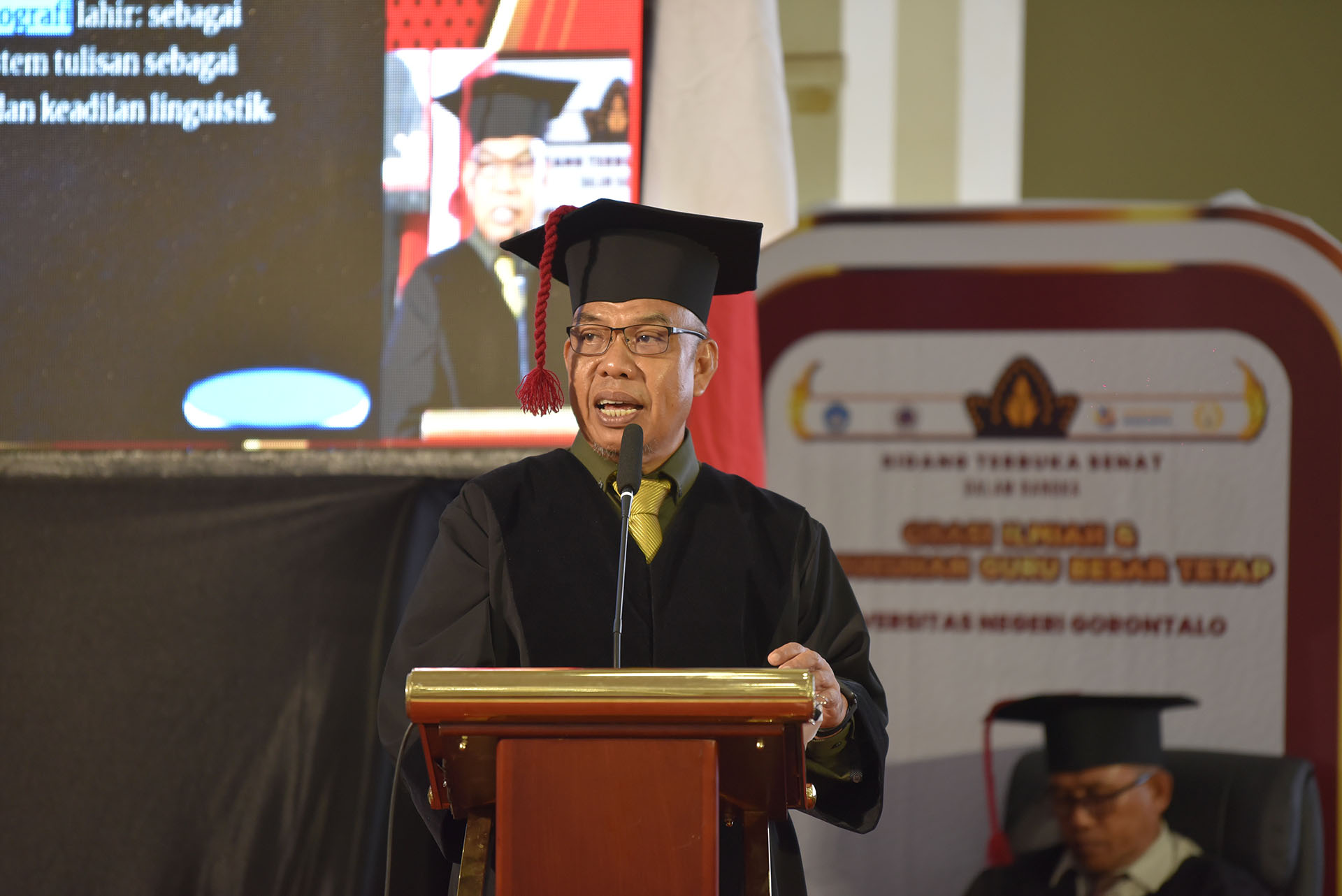 Ortografi sebagai Arena Sosial: Prof. Suleman Bouti Soroti Nasib Bahasa Minoritas dalam Orasi Ilmiah Guru Besar